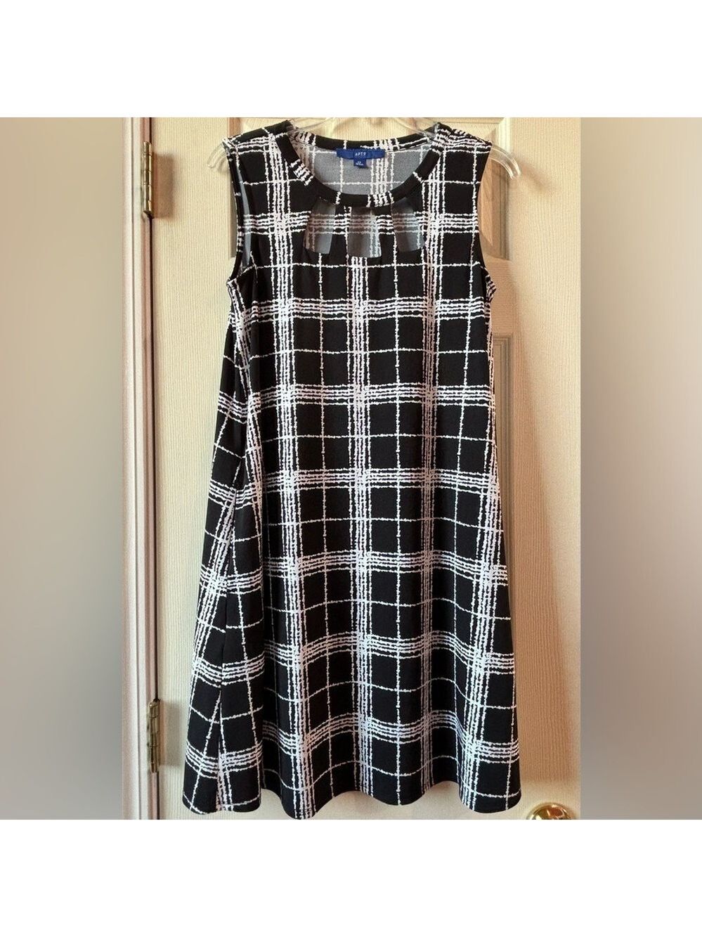 Apt 9 Windowpane Dress Black and White with Cutouts at Neck and Pockets. Sz XS